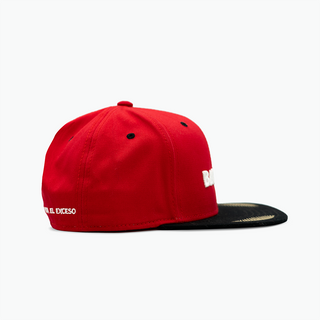 Gorra roja y negro con logotipo Bacardi y detalle dorado en visera