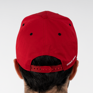 Gorra roja y negro con logotipo Bacardi y detalle dorado en visera