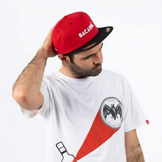 Gorra roja y negro con logotipo Bacardi y detalle dorado en visera