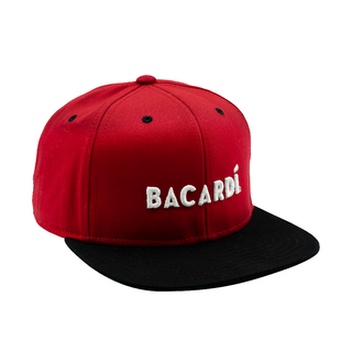 Gorra roja y negro con logotipo Bacardi