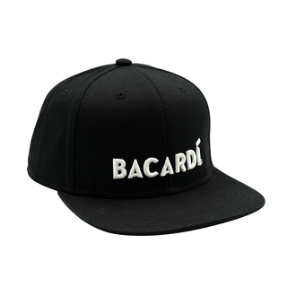 Gorra negra con logo Bacardi bordado en blanco