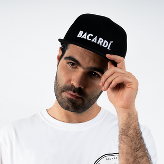 Gorra negra con logo Bacardi bordado en blanco