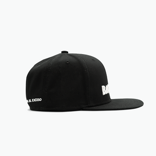 Gorra negra con logo Bacardi bordado en blanco