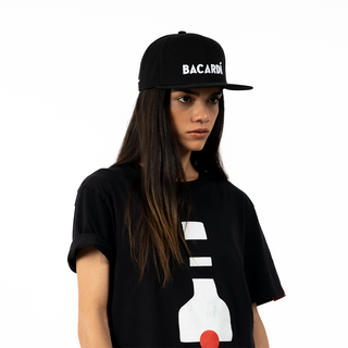 Gorra negra con logo Bacardi bordado en blanco
