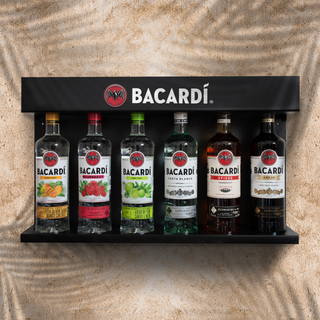 Exhibidor con 6 botellas: 
Licor de Ron Bacardí Mango Chile® de 750 ml, Ron Bacardí Raspberry® de 750 ml, Licor de Ron Bacardí, Limón Verde® de 750 ml, Ron Bacardí Carta Blanca® de 750 ml, Ron Bacardí Spiced® de 750 ml y Ron Bacardí Añejo® de 750ml