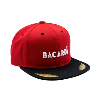 Gorra roja y negro con logotipo Bacardi y detalle dorado en visera