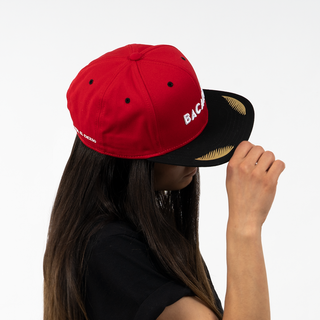 Gorra roja y negro con logotipo Bacardi y detalle dorado en visera