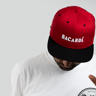 Gorra roja y negro con logotipo Bacardi