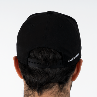 Gorra negra con logo Bacardi bordado en blanco